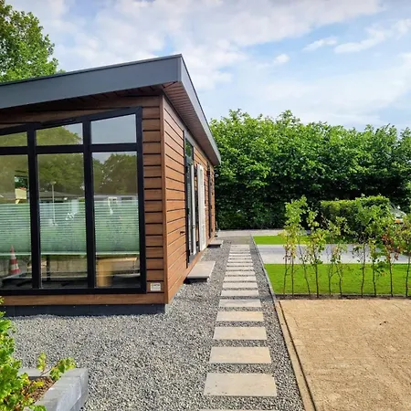 Veluwe Lodge - Comfortable Residence With Sunny Garden 샬레 넌스피트